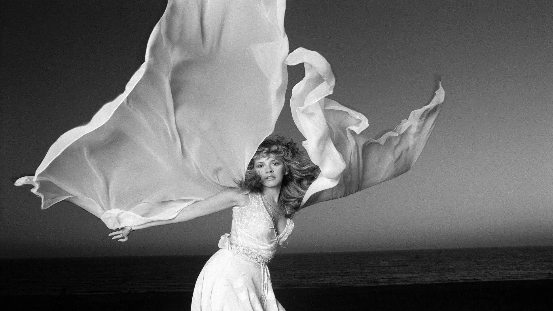 Stevie Nicks. Stevie Nicks. Фото. Stevie Nicks 1989. Девушка в белом платье танцует.