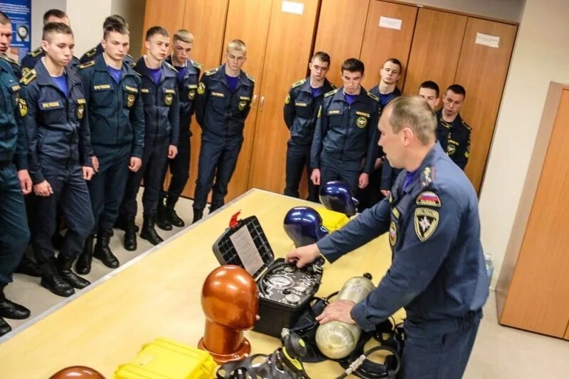 Мчс идти ли работать. Образование мчс. мчс фото. поступление в мчс. курсанты пожарно спасательного колледжа.
