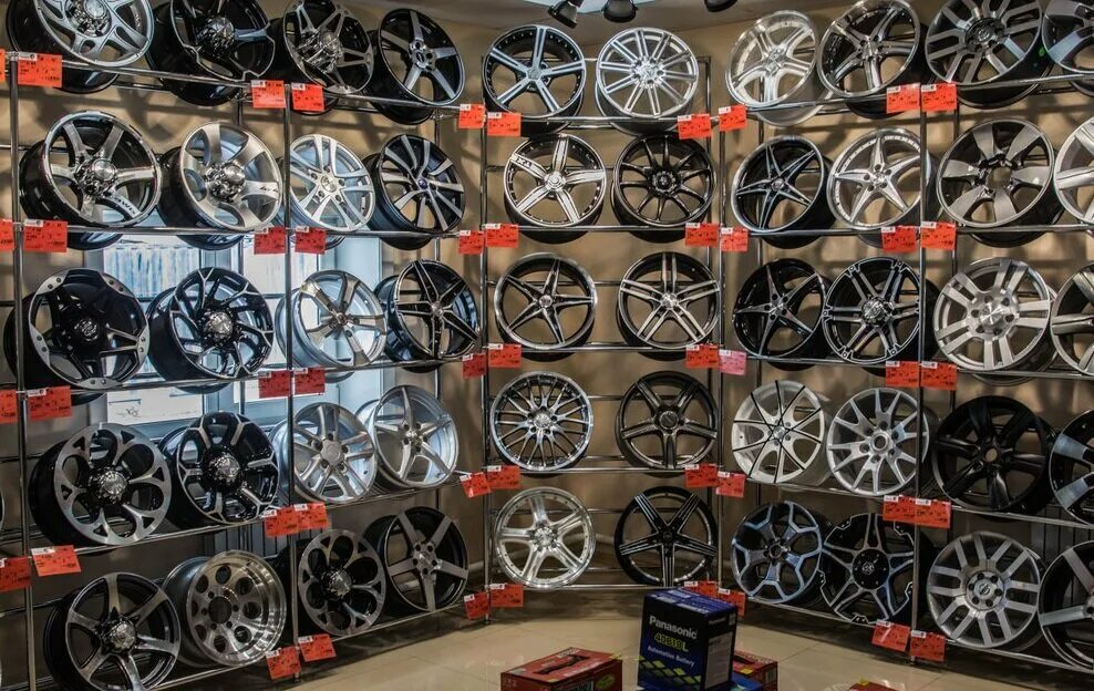 Стеллаж для автомобильных дисков. Магазин диск. Много автомобильных дисков. Самые красивые диски. Красивые литые диски.