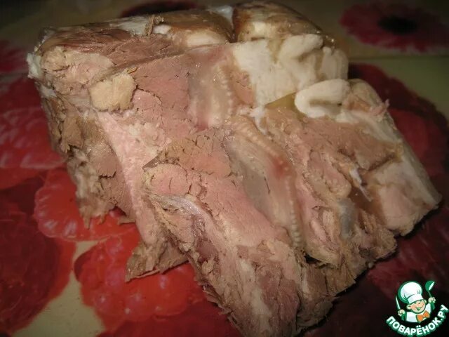 Рецепт прессованного мяса из свиной. Прессованное мясо из свиной рульки. Прессованное мясо из рульки. Рулька мясо прессованное. Прессовка из рульки свиной.
