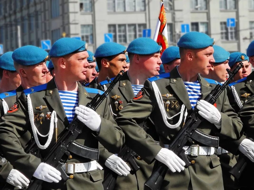 Бессмертные 2021 тигран кеосаян. Дшб десант. Про 4 десантников. Форма вдв россии в армии. Воздушно-десантные войска (вдв).