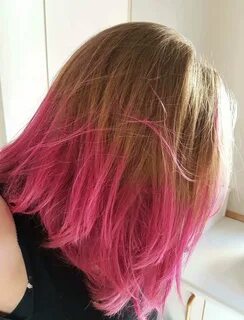 Розовые кончики на русых волосах.