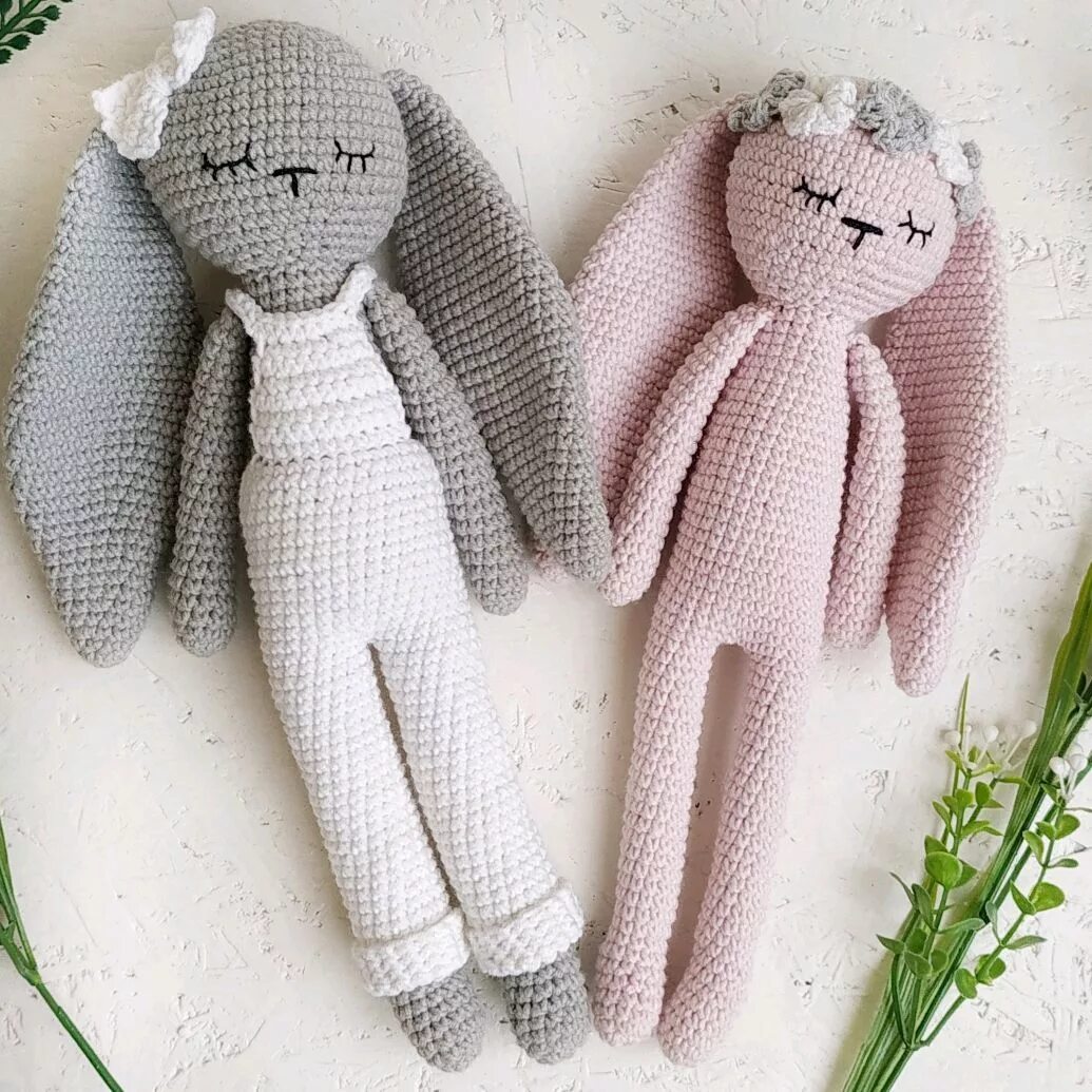 Прикольные игрушки амигуруми. Зайчик сплюшка крючком. Игрушки амигуруми. Зефирный зайка амигуруми. Длинная вязаная игрушка.