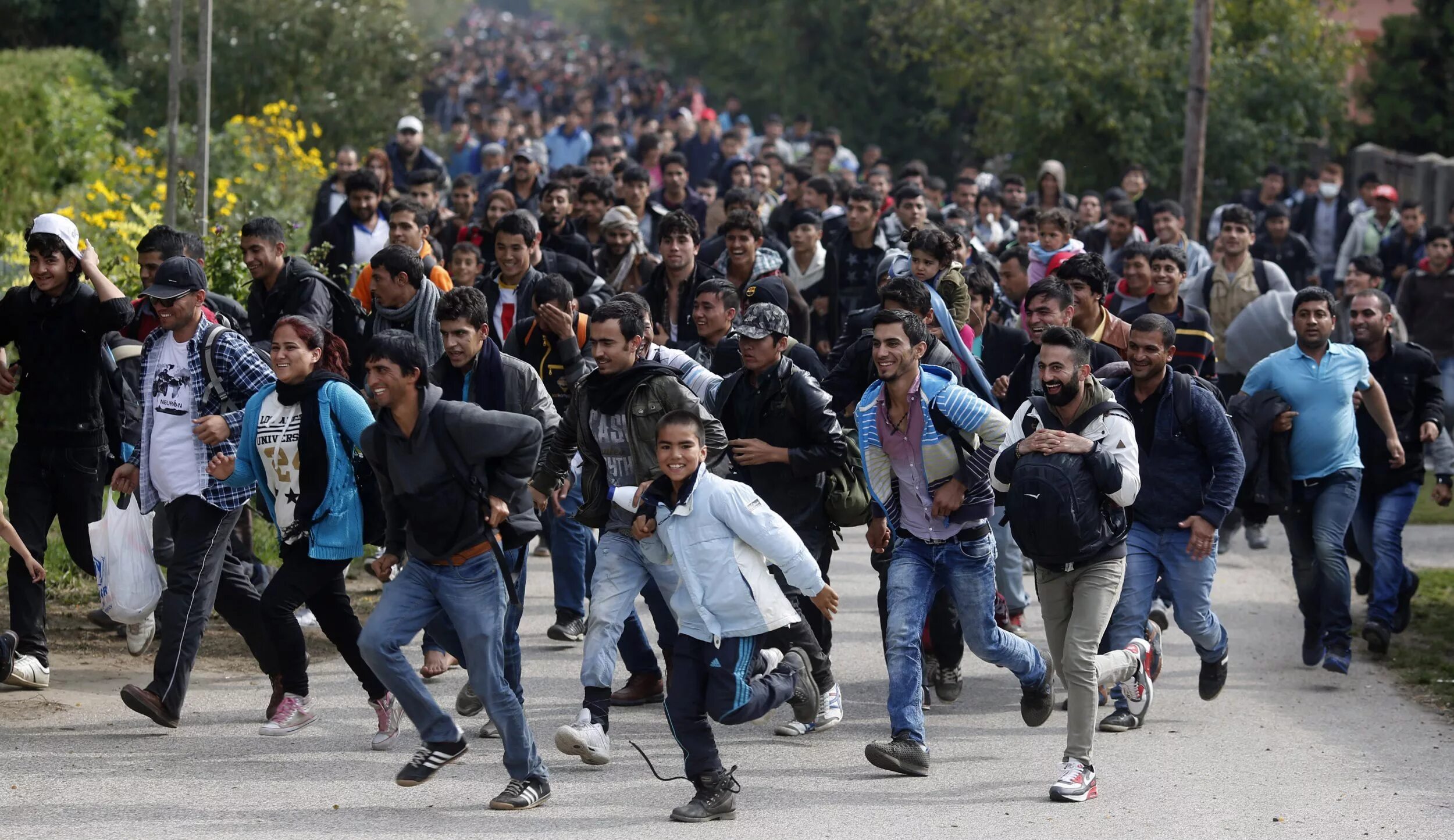Толпа мигрантов. Мигранты в Европе. Толпа беженцев. Толпа бежит. Мнения европейцев
