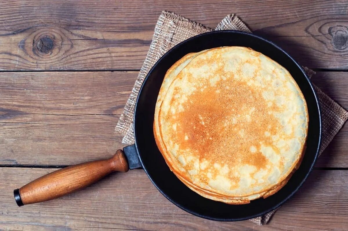 Как сделать блины на сковороде. Сковорода для выпечки блинов. Сковорода для панкейков. Как сделать блины на сковороде. Блинная сковорода с блинами.