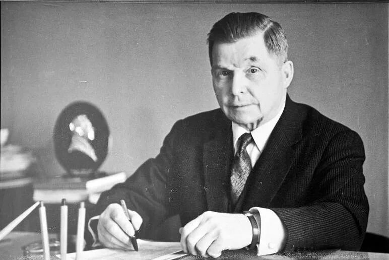 Создатель ил 2. Сергей Владимирович Ильюшин (1894-1977). Ильюшин авиаконструктор. Илюшин Сергей Васильевич. Серге́й Владимирович Илью́шин.