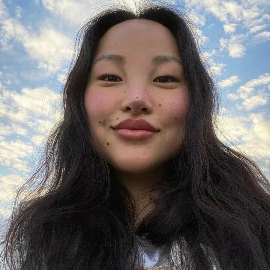 Пробежка в парке. Спортивный мужчина бежит. Бег трусцой. Убегал лицо. Человек убегает.