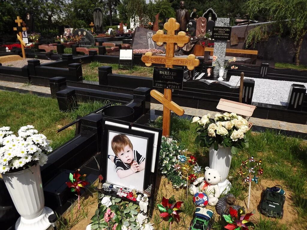 троекуровское кладбище джобава. троекуровское кладбище могилы знаменитостей. троекуровское кладбище джобава. троекуровское кладбище в москве. памятники троекуровское кладбище, москва.