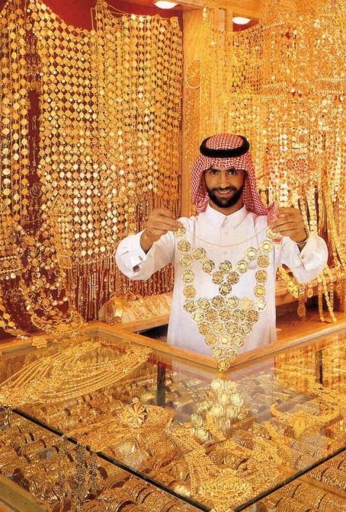 Как живут арабские. Голд СОУК Дубай. ОАЭ золотой рынок в Дубае. Золотой рынок в Дубае роскошь. Золотая \\Багутти\\шейха\\.