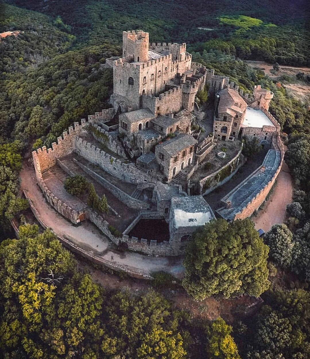 Самая крупная крепость из сохранившихся и действующих. Замок Рекесенс Испания. Испания Альмагро средневековый замок. Замок Роккалеоне Италия. Средневековый замок со рвом в Испании.