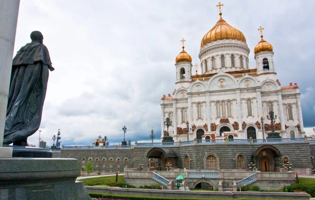 Архитектор христа спасителя в москве. Кафедральный соборный храм христа спасителя в москве. храм христа спасителя храм памятник. памятник у храма христа спасителя в москве. москва. храм христа спасителя статуи.