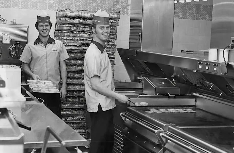 История фаст. Первый макдональдс 1940. Первый макдональдс в США. Макдональдс 1970 год. Первый ресторан макдональдс в США.