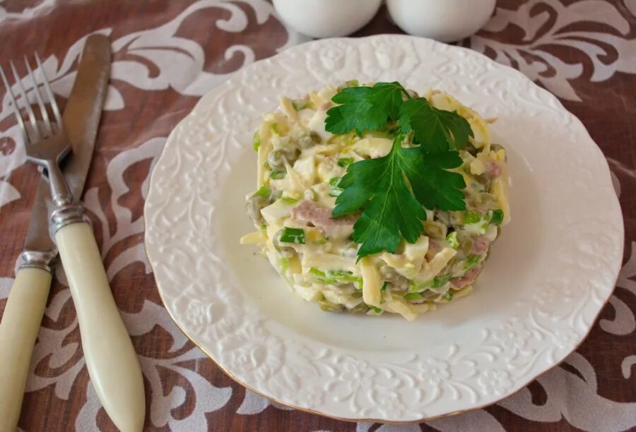 Рецепт салата с печенью и яйцом. Салат с печенью и яйцом. Салат с печенью трески и яйцом. Салат с печенью трески и огурцом. Салат из печени трески с яйцом.