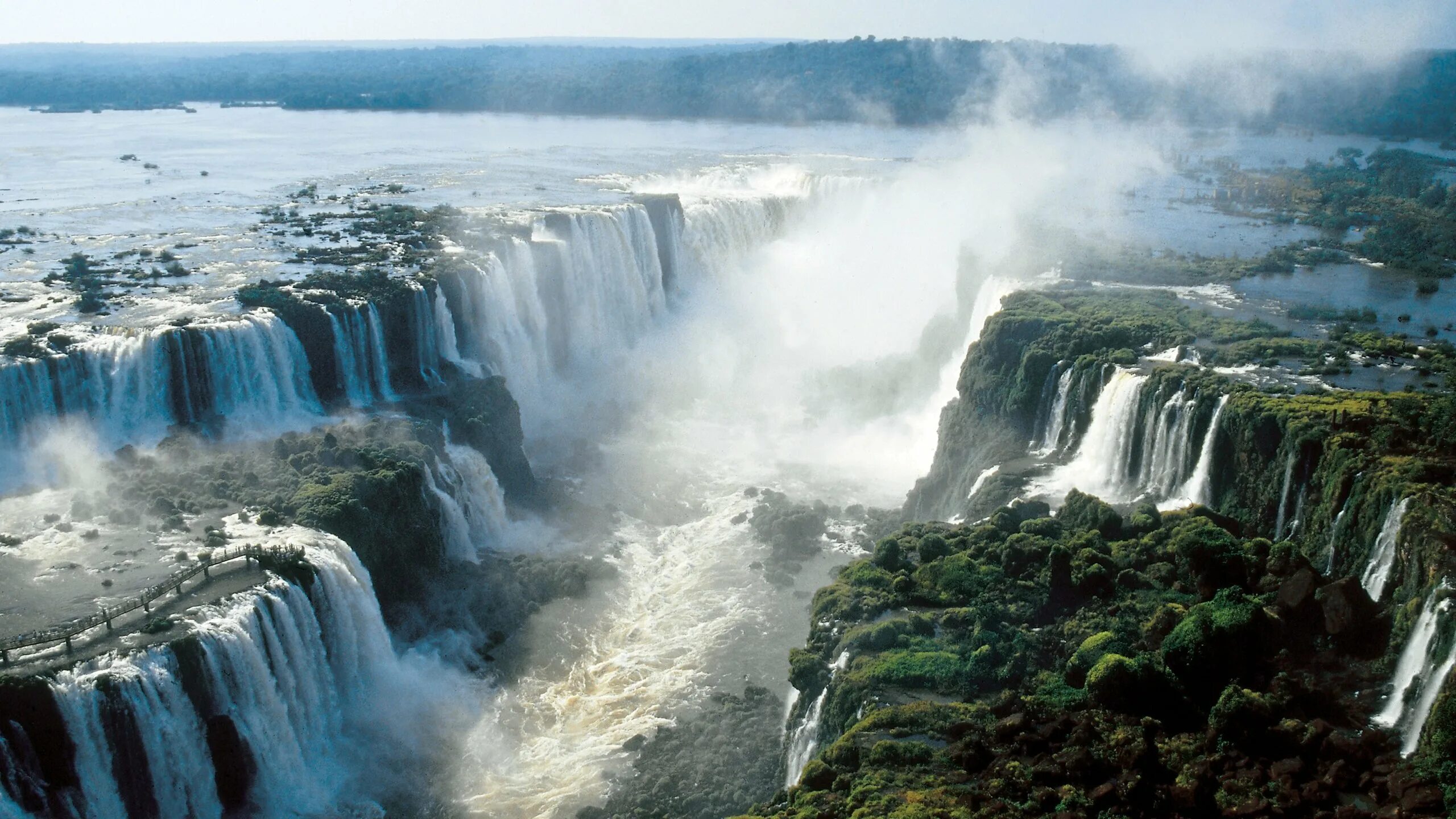 Могучие водопады. Водопад Игуасу в Южной Америке. Водопады Игуасу Аргентина Бразилия. Водопады Игуасу достопримечательности Бразилии. Южная Америка бугуасу водопады.