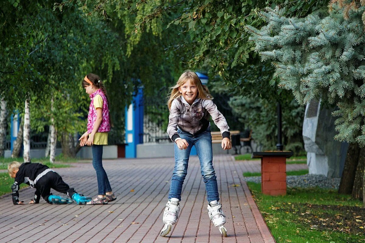 Прогулка 0. Девочка на прогулке. фотосессия на роликах в парке. прогулка на роликах в парке. девушка на роликах в парке.