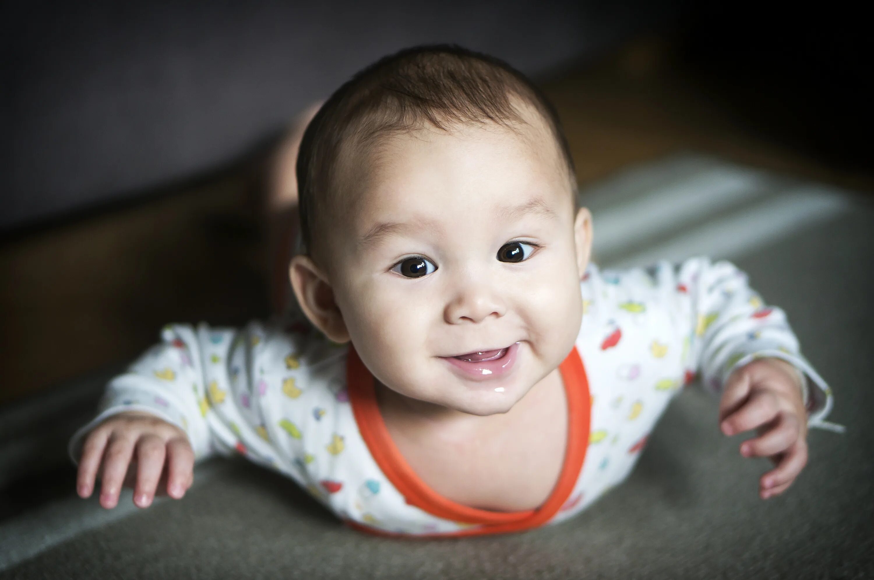 Baby is happy. Милый ребенок. Дети до года. Малыш улыбается. Малыш мальчик.