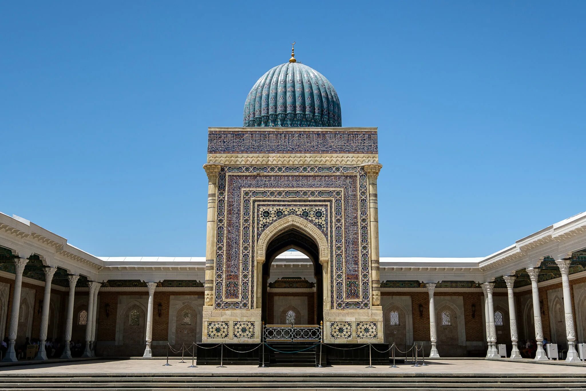 Мечеть Аль Бухари в Самарканде. Мавзолей имама Аль-Бухари. Мемориальный комплекс имама Аль-Бухари. Самарканд комплексу имама-Аль-Бухари. Аль бухари на русском