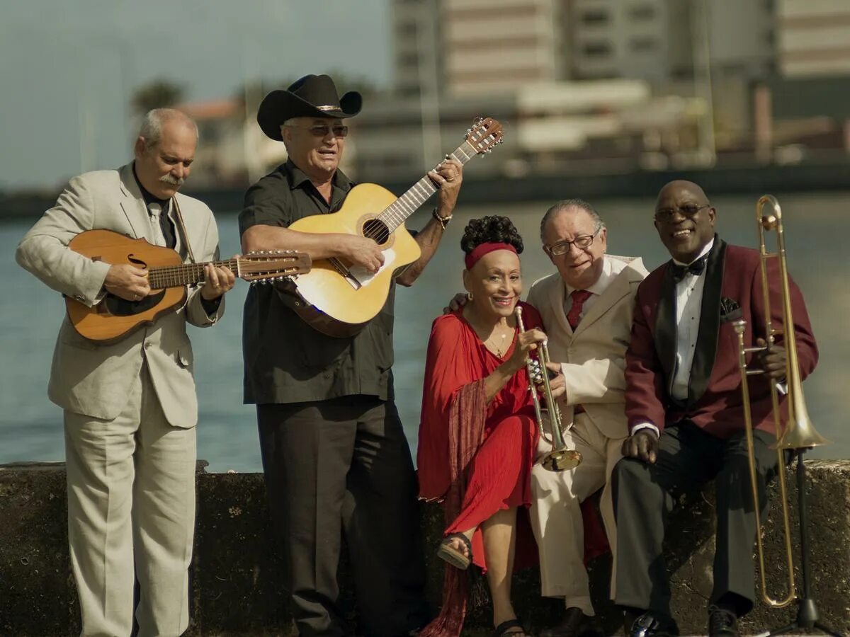 Музыка в кубе. Группа buena Vista social Club. Кубинские музыканты. Кубинский оркестр. Кубинская группа.