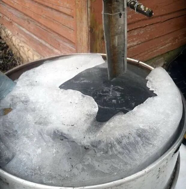 Что сделать чтобы вода зимой не замерзала. Что сделать чтобы вода в бочке не замерзла зимой. Что сделать чтобы вода зимой не замерзала. Как разморозить трубу. Что сделать чтобы вода зимой не замерзала.