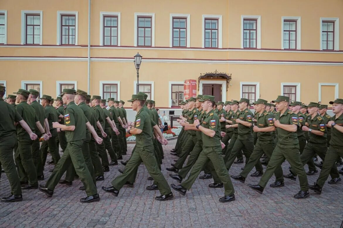 Танковое училище в россии. Казанское танковое военное училище. Казарма Казанского танкового училища. Сапкулов. Казанское танковое училище. Хакимуллин Казанское танковое училище.