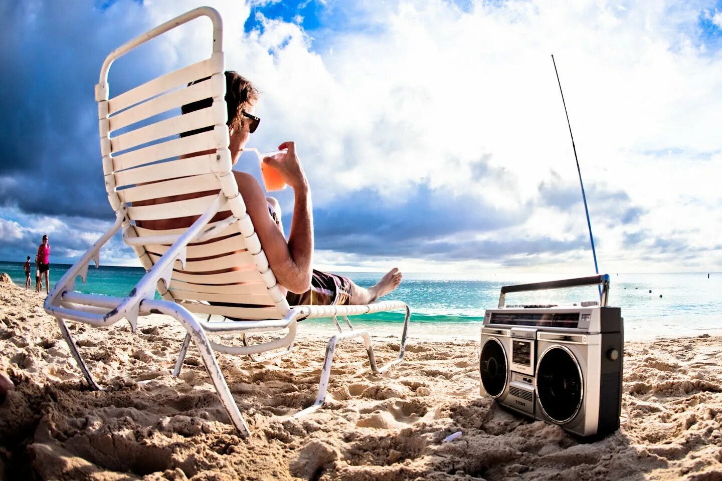 Заглядываю в лето песня. Лежак на пляже. Шезлонг на пляже. Девушка на шезлонге. Лежак на фоне моря.