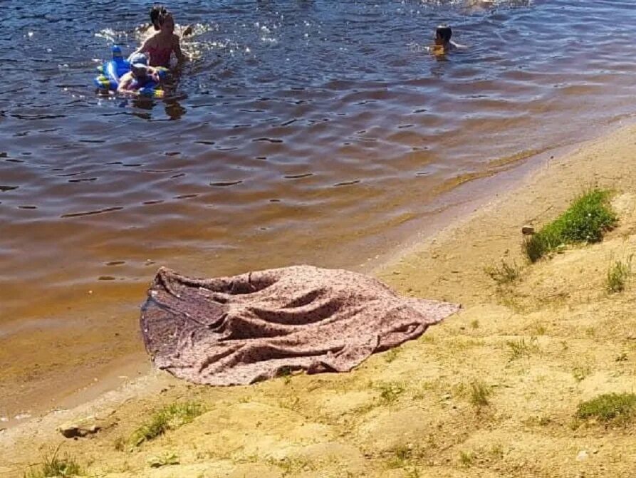 Какое тело не утонет в воде кирпич. Озеро на Русятке Вязьма.