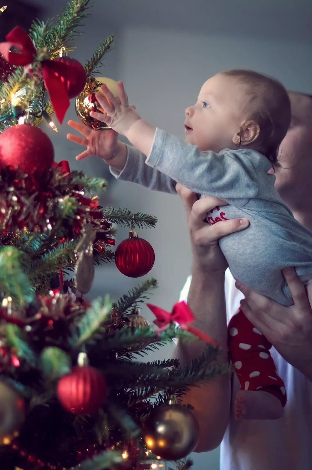 Новогодняя елка с маленькими детьми. Новогодняя фотосессия с малышом. Новогодняя фотосессия с маленьким ребенком. Наряжаем елку. Фотосессия с малышом на новый год.