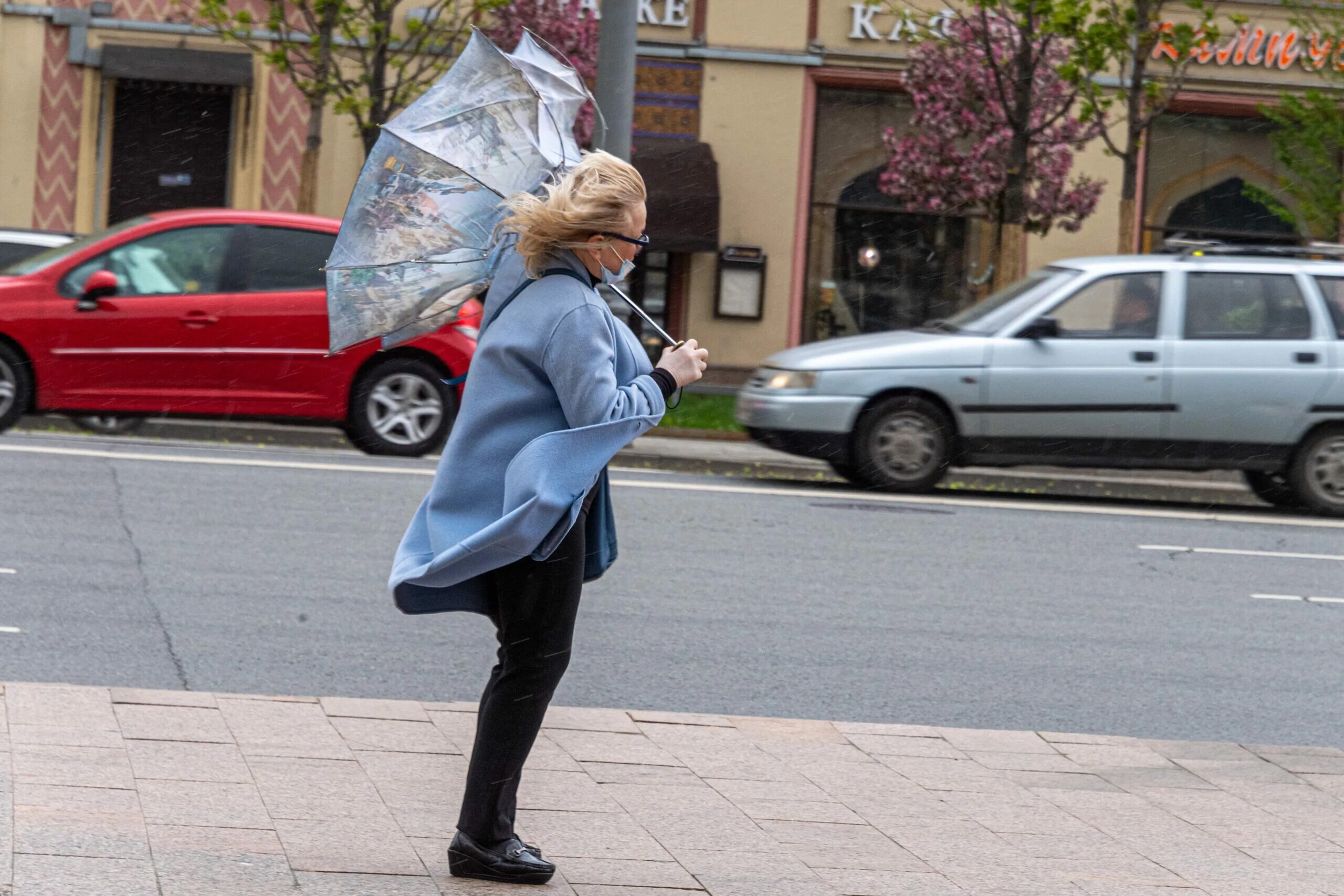 Внезапный сильный ветер. Женщина на улице. Люди на улицах Москвы. Усиление ветра. Сильный ветер.