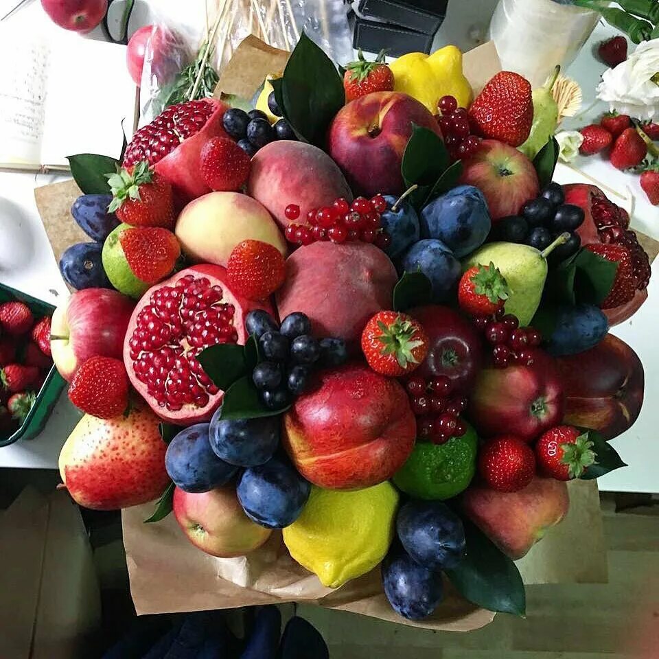 Фруктовое чудо. Букет из фруктов. Необычные букеты из фруктов. Букет из фруктов и цветов. Красивые букеты из фруктов.