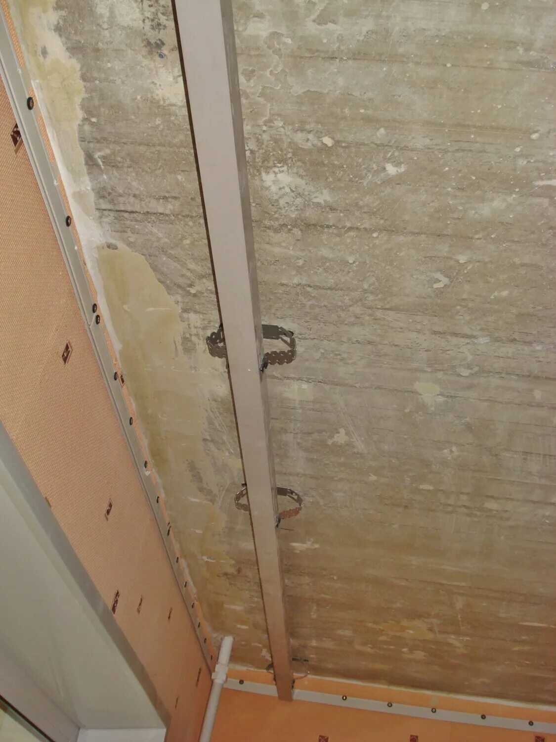 Закладная под гардину натяжной потолок. Закладная под натяжной потолок для карниза. Закладная для штор под натяжной потолок. Закладные для натяжного потолка для карниза. Закладная под натяжной потолок для карниза.