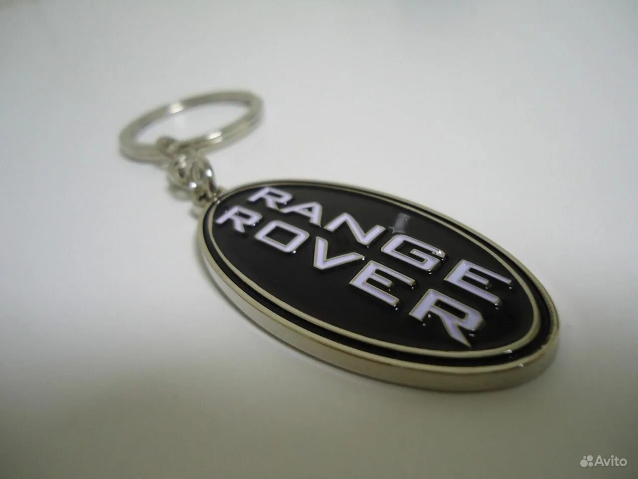 Золотой брелок range rover. Брелок range rover. Брелок для ключей авто рендж ровер. Рендж ровер ключ авто. Land rover discovery 5 чехол ключа.