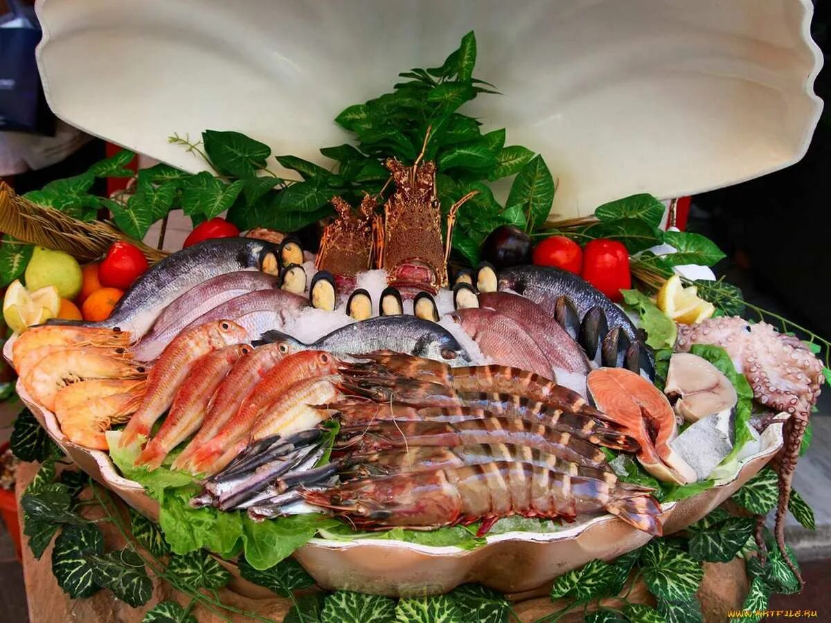 A large dish with appetizing meat cuts, lettuce and olives Desktop wallpapers 25