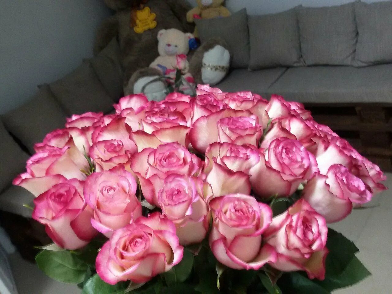 Фото цветов на столе реальные. Красивый букет дома. Букет роз в домашней обстановке. Красивый букет роз на кровати. Букет роз дома.