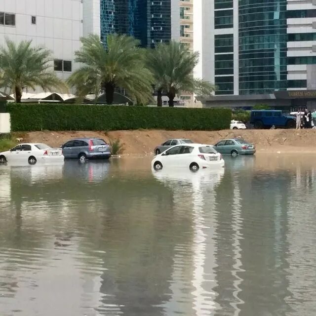 Наводнение в дубае сейчас новости. Ураган в Дубае. Ливень в Дубае. Потоп в Дубае 2021. Дождь в Абу Даби.