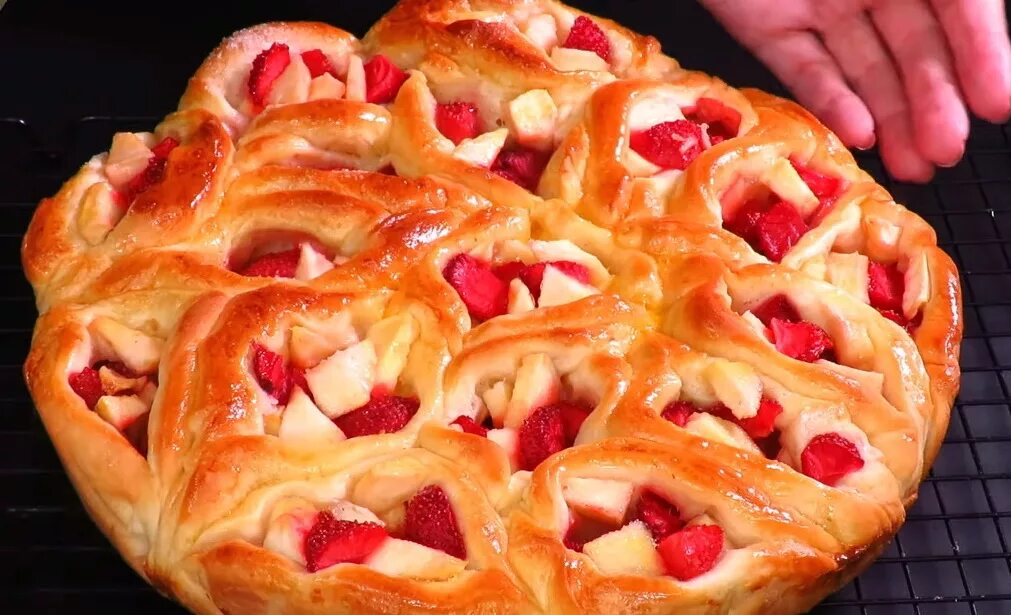 Клубничный пирог из дрожжевого теста