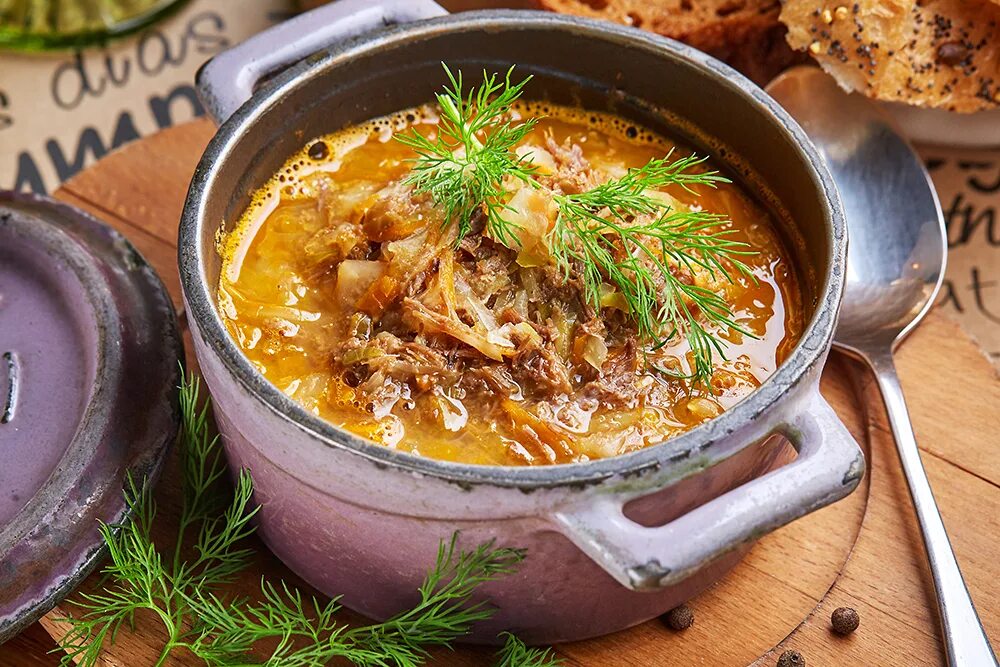 щи со свежей капустой. щи со свининой.