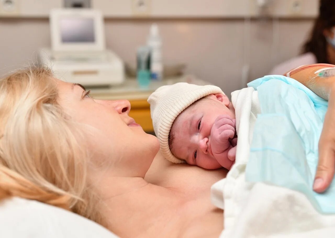 После рождения необходимо. Кожа к коже новорожденного. Мама с малышом в роддоме.