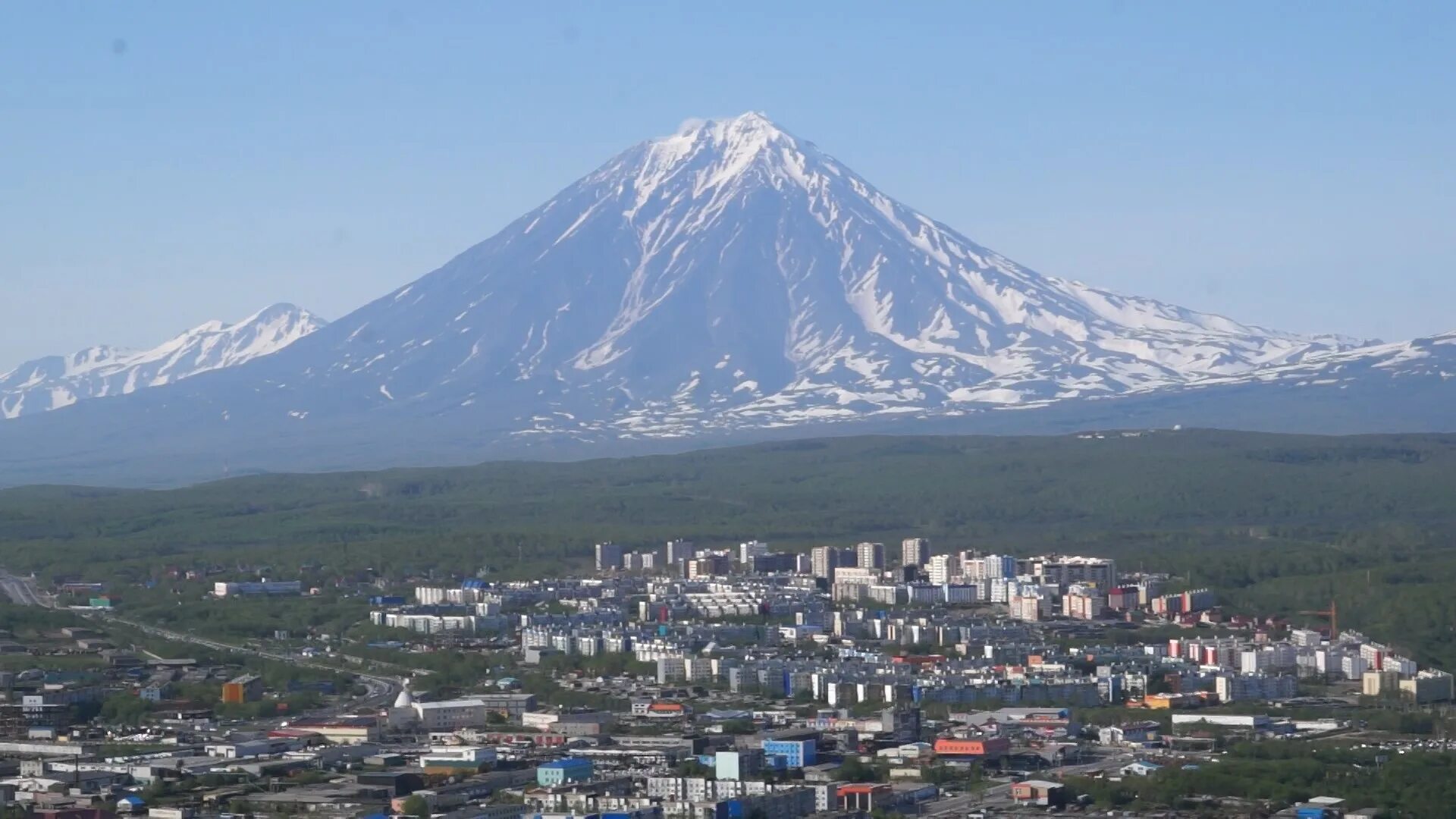 Камчатка осенью. С днем авиации камчатка. Многоликая камчатка. Камчатка прямой эфир вулкан. Абсолютная высота полуострова камчатка.