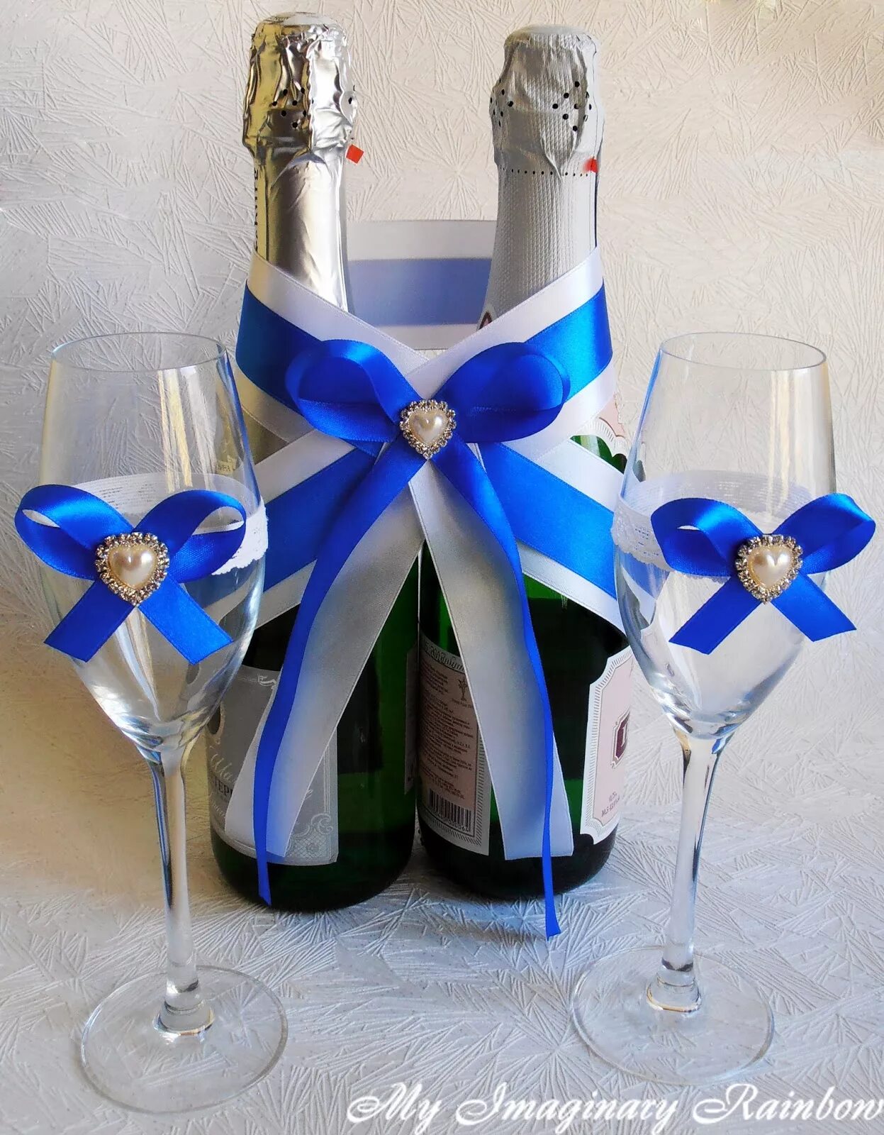 украшение бутылок лентами. украшение бутылок. банты на свадебные бутылки. украшение бутылок лентами. украшение бутылки шампанского на день рождения.