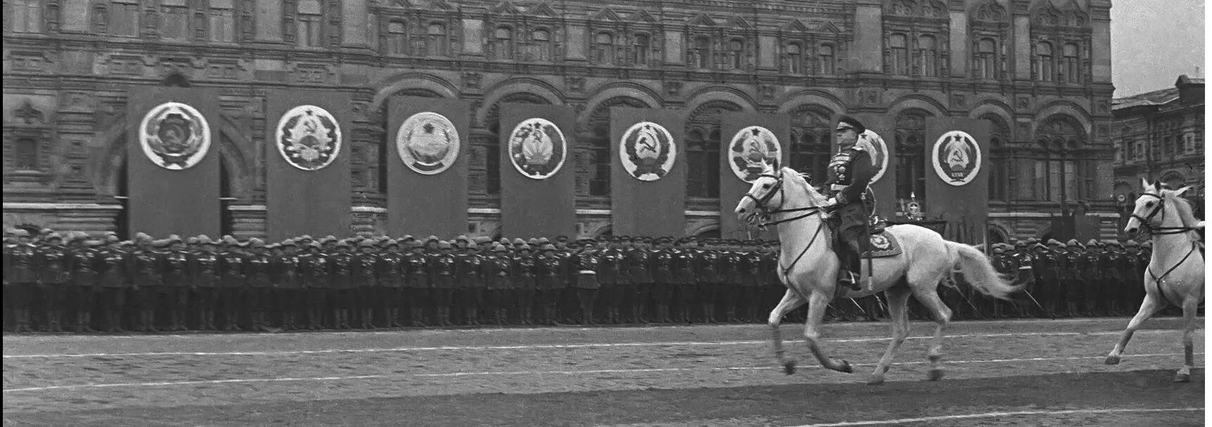 Жуков на параде Победы 1945. Маршал Жуков на параде Победы 1945. Парад 24 июня 1945 Жуков.