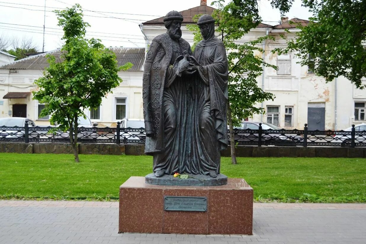 Памятник Петру и Февронии в Туле. Скульптуры Петра и Февронии в Туле.