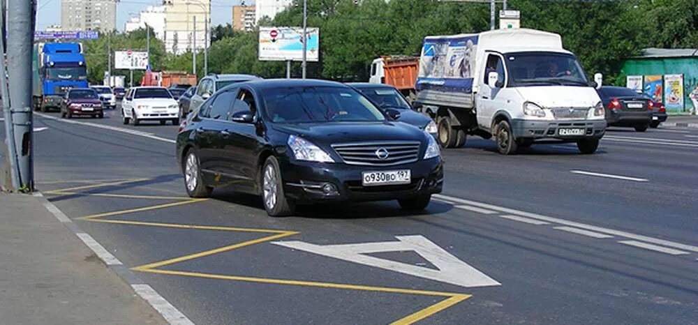 Выделенные полосы в Москве. Выделенная полоса для такси. Движение по выделенной полосе для общественного транспорта. Штраф по выделенной полосе. Когда можно ездить по полосе