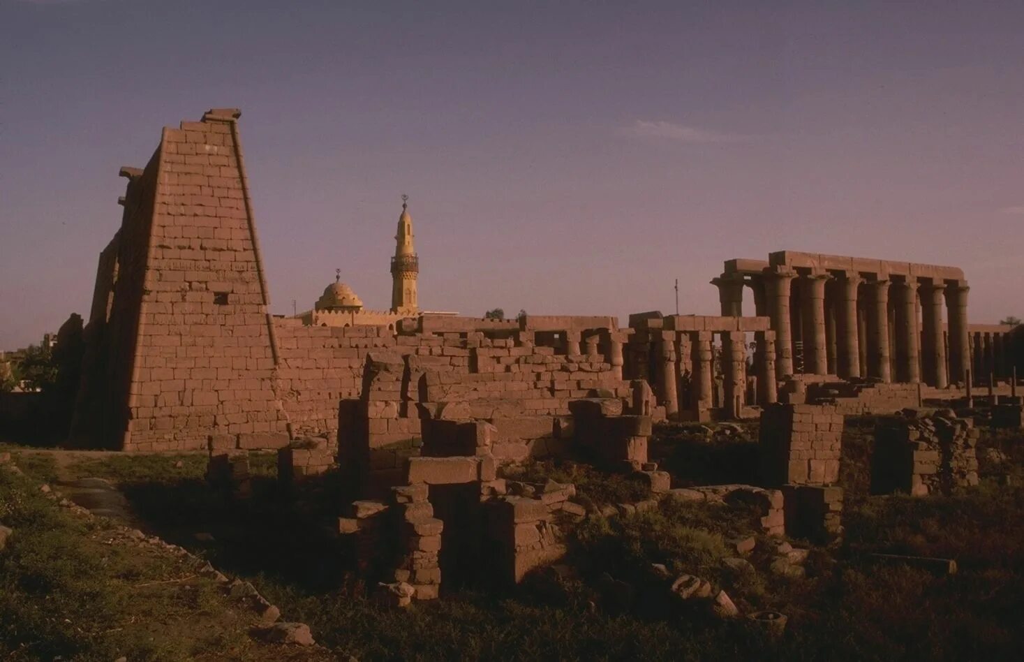 Сирия древние развалины пальмира. Александрия римские руины. Развалины древней цивилизации оранжевые. Триумфальная арка септимия севера. Величие древних.
