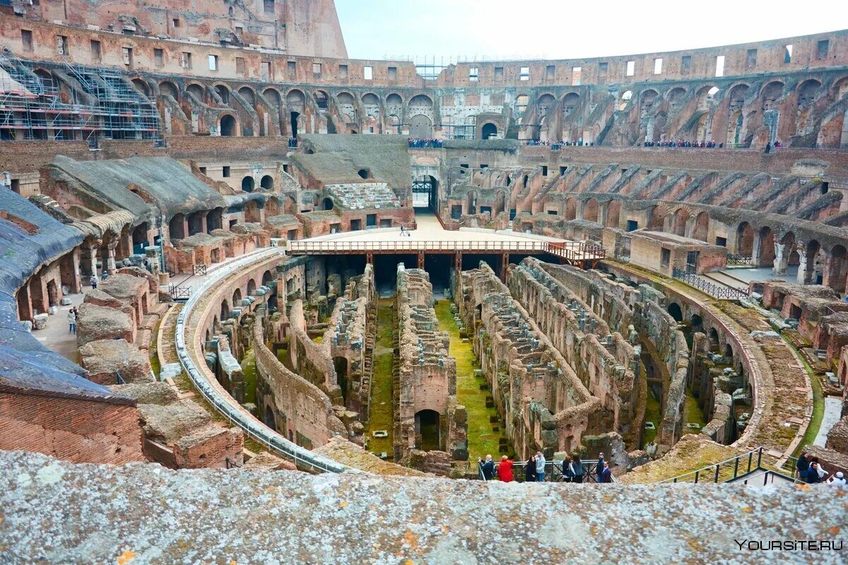 Амфитеатр Колизей в Риме. Италия Колизей внутри. Рим Колизей внутри. Римский амфитеатр Колизей внутри.