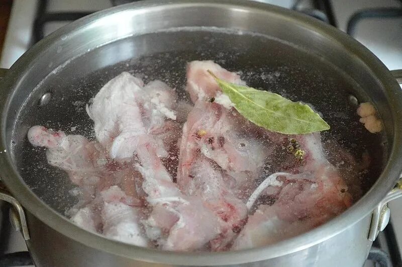 Варить курицу для супа после закипания. Бульон с курицей. Курица для варки. Курица варится. Вареная курица в кастрюле.