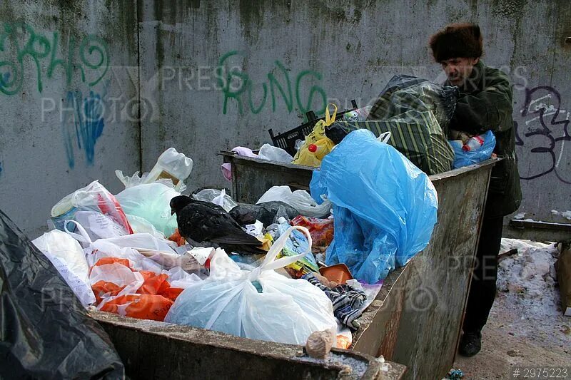 Бомжи баку. Одежда на помойке.