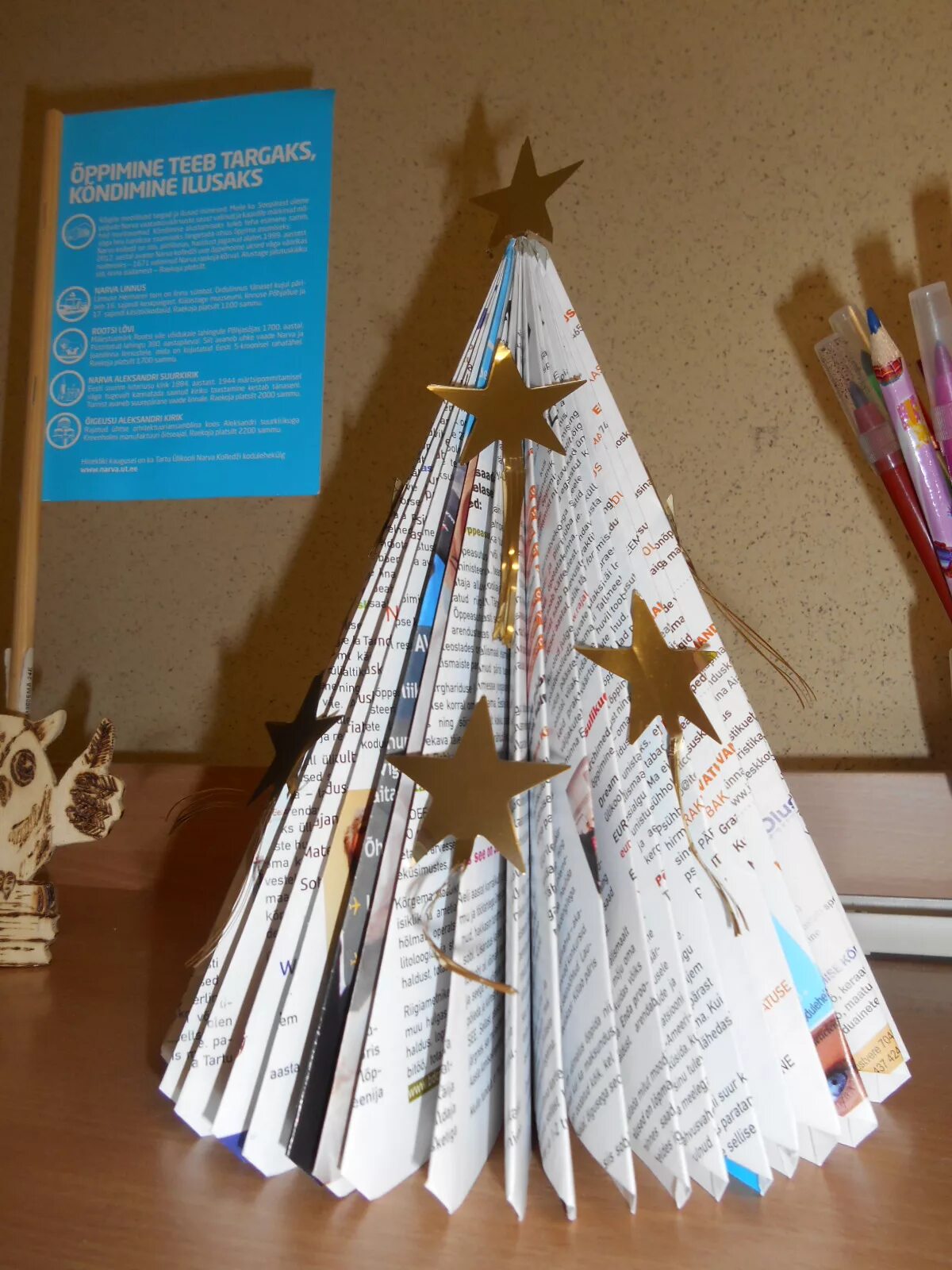 Елка из журнала поделка. Елка из бумаги. Елка из старых журналов своими руками. Елка из журнала своими. Как сделать елку из журнала.