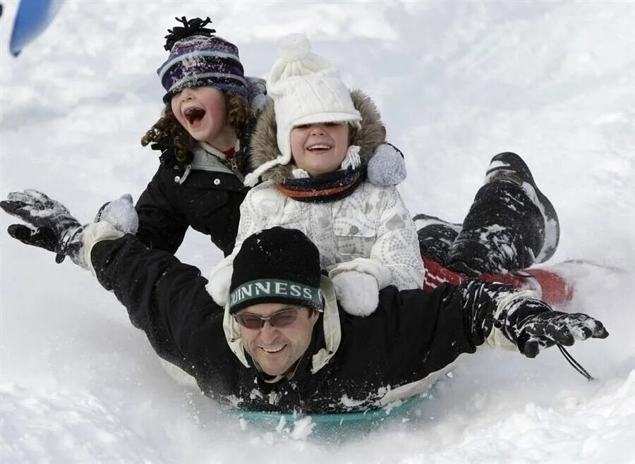 Дети весело провели время. Зимние развлечения. Кататься с горки. Дети на Горке зимой. Счастливая семья зимой.