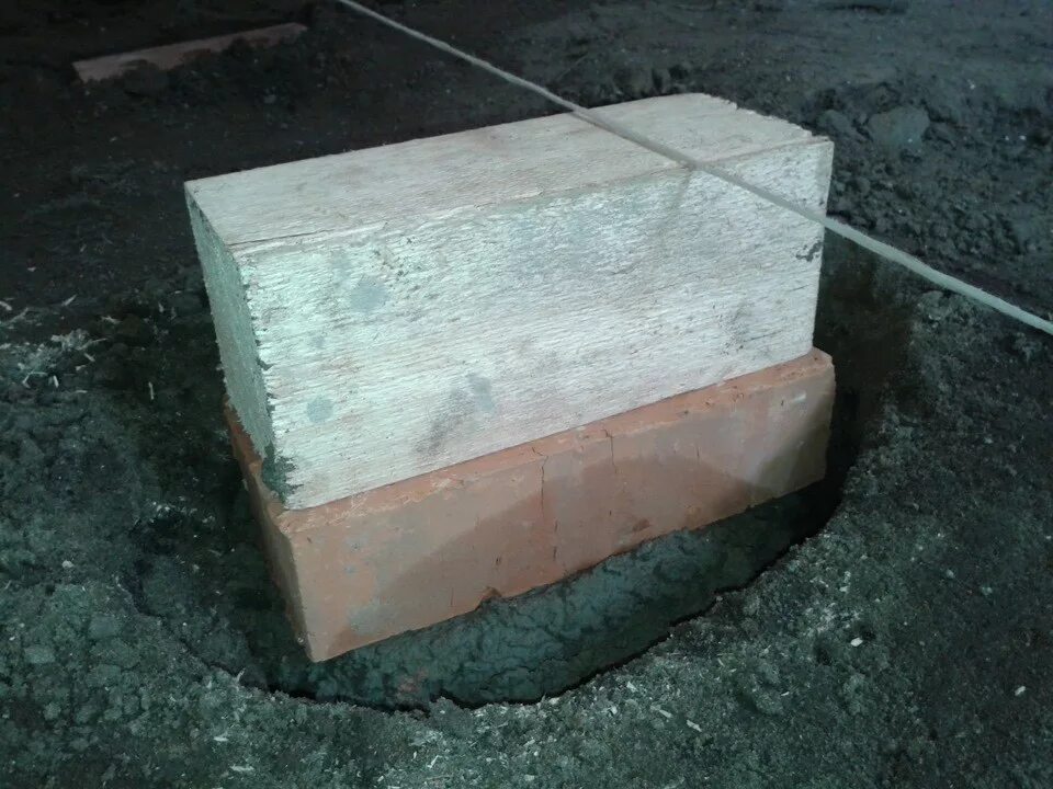 Блоки под пол. Бетонные блоки под лаги. кирпичные столбики под лаги пола. бетонные столбики под лаги для пола. бетонные столбы под лаги.