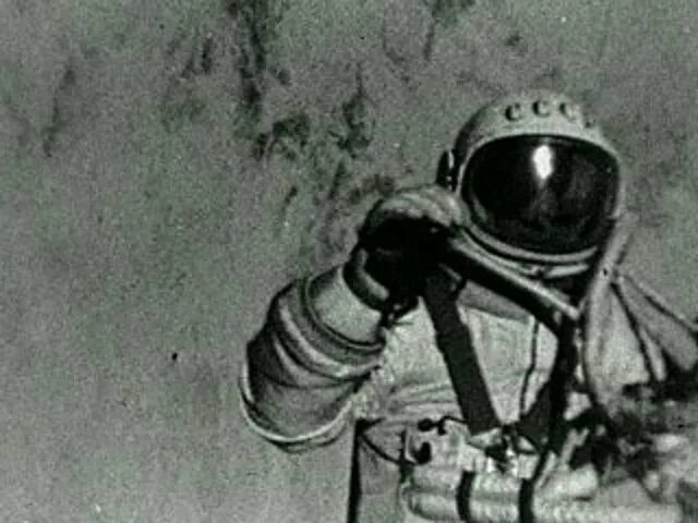 Леонов в открытом космосе фото. Выход в открытый космос Леонова 1965. Леонов первый выход в открытый космос.